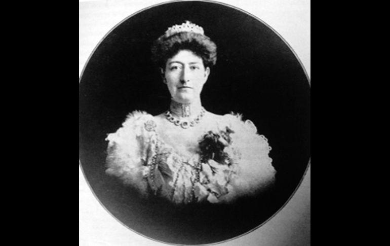 Espléndida imagen de Carmelita Romero Rubio de Díaz, la muy querida esposa del eterno presidente Porfirio Díaz en 1904. El porte, distinción y estilo la hacían lucir como una auténtica reina de una corte europea. Las miles de perlas en minúsculas sartas, y el broche con el que se las sujeta al cuello son de una riqueza pocas veces vistas. Ni que decir del collar de cabouchones rodeados de diamantes. A su lado la tal Mrs. Astor bien podría pasar como su “femme de menage” (criada). No por nada México le llevaba en la época a los USA casi 400 años de refinamiento, cultura y tradición. CORTESÍA / F. Partida