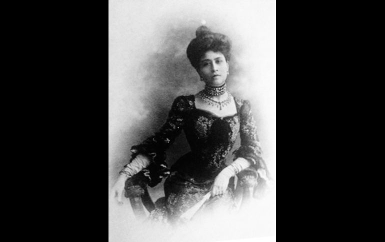 Si las norteamericanas ricas y jóvenes eran muy “vistosas” dudamos que alguna superara a Amadita Díaz una de las hijas del Gral. Porfirio Díaz. Aquí la vemos en la flor de su juventud y recién casada con Nacho de laTorre luciendo un talle de avispa y unas joyas que solo los Romanov pudieron haber tenido en sus “budoirs”. CORTESÍA / F. Partida
