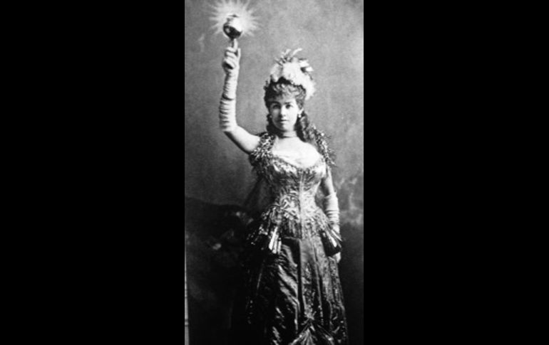Mrs. Astor, la dizque legendaria anfitriona por excelencia del Nueva York de los 1890’s, solo tuvo una rival en el arte de recibir y ofrecer fiestas: Mrs. Alva Vanderbilt aquí posando para una fiesta de disfraces y la que jamás dio su brazo a torcer. Mrs. Astor tuvo que fingir cierta humildad y pasar a saludar a su rival para de este modo lograr que se les invitara a la inauguración de su nueva mansión en Fifth Avenue y 52nd Street, la última invitación que quedaba en blanco se rotuló de inmediato para Mrs. Astor y familia. CORTESÍA / F. Partida