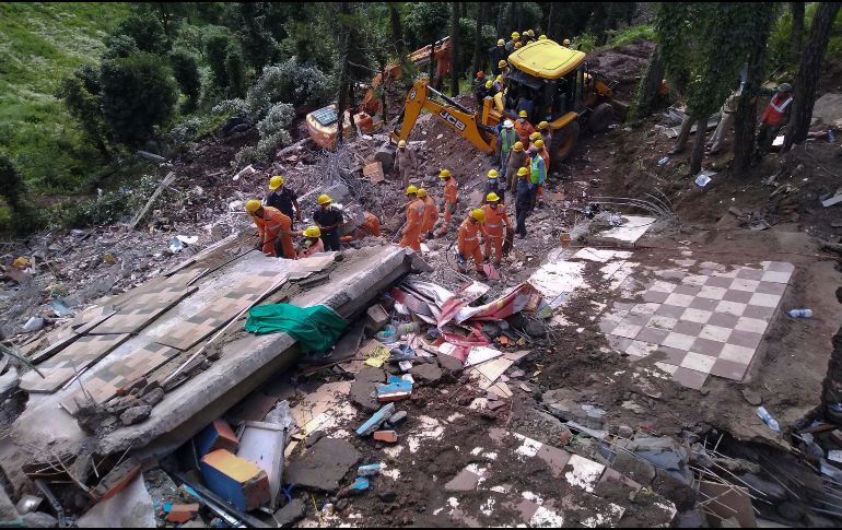 Rescatistas buscan entre los escombros del inmueble- ap