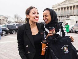 Ayer domingo, Trump pidió a un grupo de congresistas, entre ellas Ilhan Omar (der) y Alexandria Ocasio-Cortez (izq) que regresaran al país del que vinieron. INSTAGRAM / ocasio201