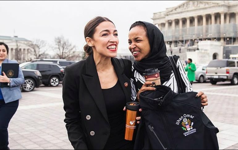 Ayer domingo, Trump pidió a un grupo de congresistas, entre ellas Ilhan Omar (der) y Alexandria Ocasio-Cortez (izq) que regresaran al país del que vinieron. INSTAGRAM / ocasio201