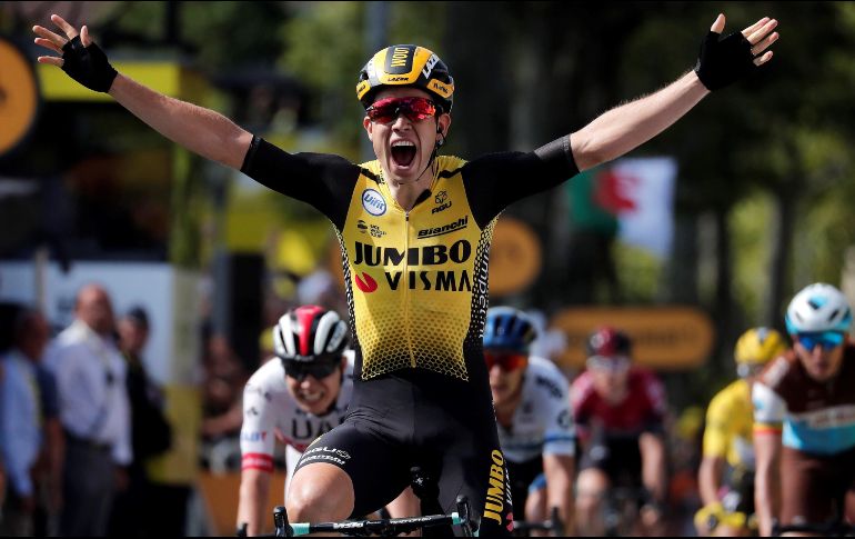El ciclista del equipo Jumbo-Visma celebra su entrada a la línea de meta. EFE / G. Horcajuelo