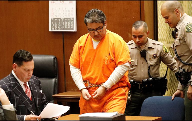 Naasón Joaquín García aparece ante la Corte este lunes, en Los Ángeles, junto a su abogado Ken Rosenfeld (i). EFE/. Seib