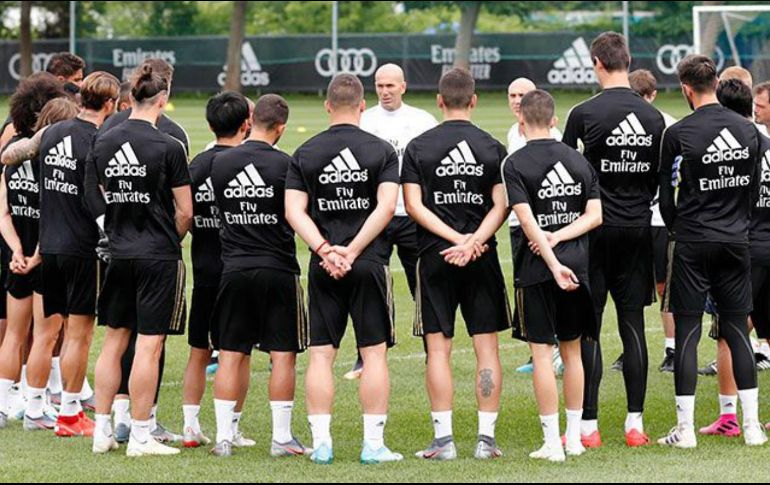 Tras la jornada de descanso que tuvo el lunes, el equipo volvió a las sesiones preparatorias, con la presencia ya sobre el césped del técnico, que se incorporó anoche. ESPECIAL / realmadrid.com