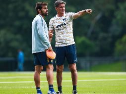 El entrenador (D) no reveló la alineación que usará ante San Luis para evitar dar ventajas al rival. IMAGO7/Archivo