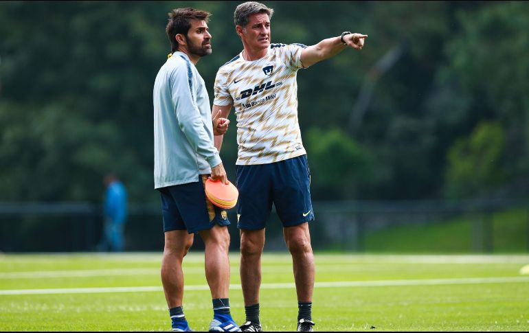 El entrenador (D) no reveló la alineación que usará ante San Luis para evitar dar ventajas al rival. IMAGO7/Archivo