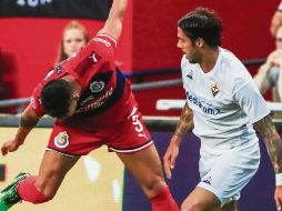 Alan Pulido, a punto de perder el equilibrio en el duelo donde los rojiblancos volvieron a enseñar falencias que preocupan de cara al inicio del Apertura 2019. EFE