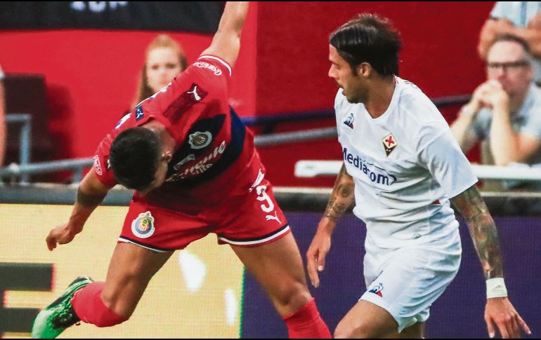 Alan Pulido, a punto de perder el equilibrio en el duelo donde los rojiblancos volvieron a enseñar falencias que preocupan de cara al inicio del Apertura 2019. EFE