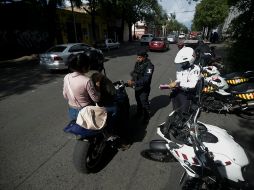Agentes verifican que los motociclistas no circulen con anomalías o porten algún objeto ilícito, como parte del operativo “Verano Tapatío Seguro”. EL INFORMADOR/F. Atilano