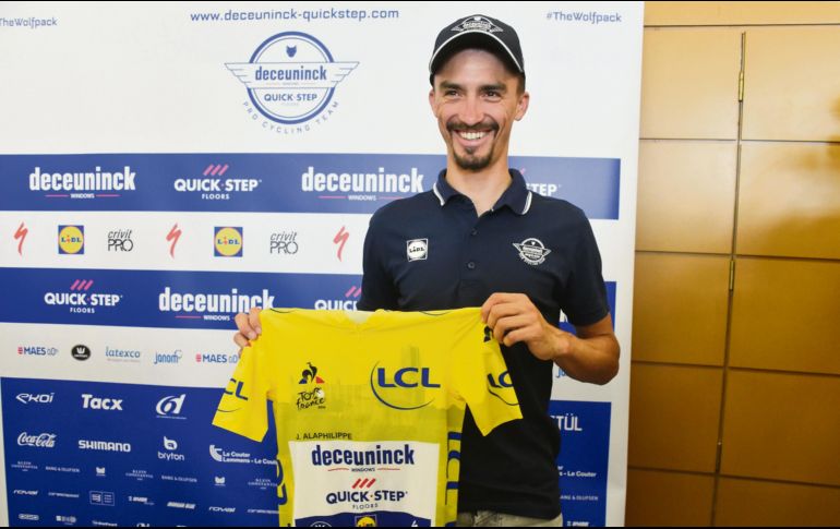Julian Alaphilippe es el actual poseedor del suéter amarillo de la vuelta francesa, que reanuda hoy su actividad. AFP / P. Pavani