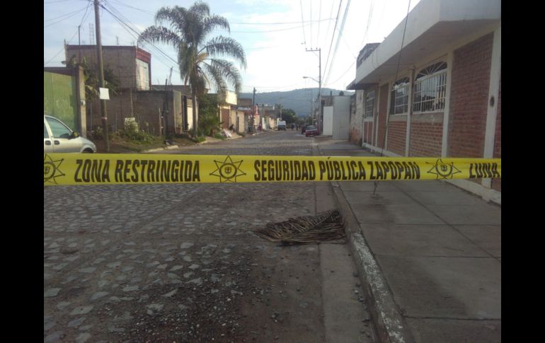 Poco después de las 07:00 horas se reportó que había un hombre tirado en la banqueta en la colonia El Fortín, en Zapopan, tras lo que oficiales de la Policía acudieron al cruce de Brillante y Esmeralda. ESPECIAL/
