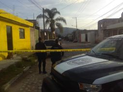 Poco después de las 07:00 horas se reportó que había un hombre tirado en la banqueta en la colonia El Fortín, en Zapopan, tras lo que oficiales de la Policía acudieron al cruce de Brillante y Esmeralda. ESPECIAL/