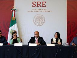 El vicecanciller Maximiliano Reyes (c) durante una conferencia de prensa este miércoles. TWITTER/@SRE_mx