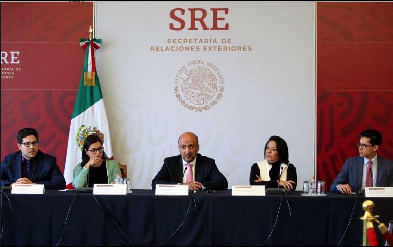 El vicecanciller Maximiliano Reyes (c) durante una conferencia de prensa este miércoles. TWITTER/@SRE_mx