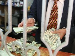 La moneda se compró en un mínimo de 17.90 pesos en bancos capitalinos. EL INFORMADOR/ARCHIVO