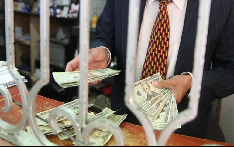 La moneda se compró en un mínimo de 17.90 pesos en bancos capitalinos. EL INFORMADOR/ARCHIVO