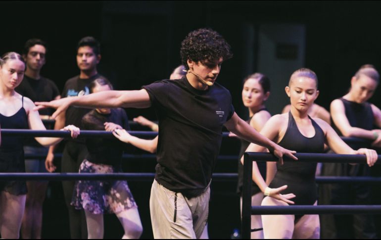 El bailarín tapatío (al centro) explica detalles para perfeccionar ciertos movimientos. EL INFORMADOR / E. Barrera