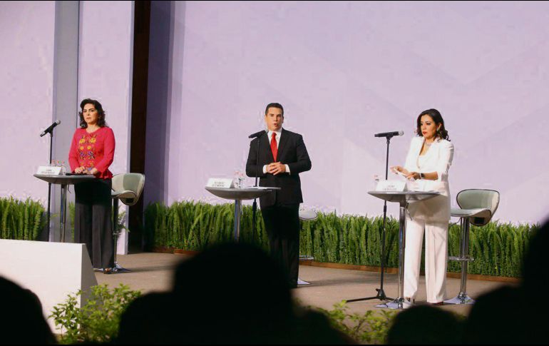 Ivonne Ortega, Alejandro Moreno y Lorena Piñón, anoche en la sede del PRI. ESPECIAL