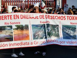 Los inconformes portaban pancartas con frases como 