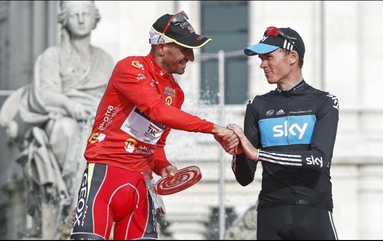 Froome (D), que terminó segundo hace ocho años, queda como el primer británico en ganar una de las tres grandes carreras por etapas. EFE / ARCHIVO