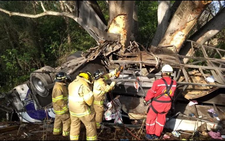 El percance ocurrió la mañana de este jueves en el kilómetro 60 de dicha vía, a la altura de Mesillas. FACEBOOK / Protección Civil y Bomberos de Nayarit