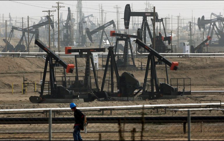 En Nueva York, el barril de crudo WTI para entrega en agosto bajó 2.47% y se situó en 55.38 dólares. AP/ ARCHIVO