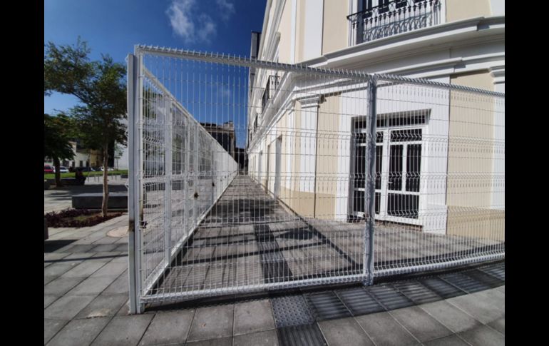 Las vallas dan seguridad al inmueble en proceso de restauración y a los peatones que transitan por el lugar. EL INFORMADOR/S. Rodríguez