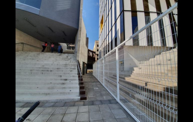 Las vallas dan seguridad al inmueble en proceso de restauración y a los peatones que transitan por el lugar. EL INFORMADOR/S. Rodríguez