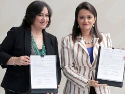 La secretaria de la Función Pública, Irma Eréndira Sandoval; y la jefa del SAT, Margarita Ríos Farjat, muestran el convenio firmado este jueves. TWITTER/@SATMX