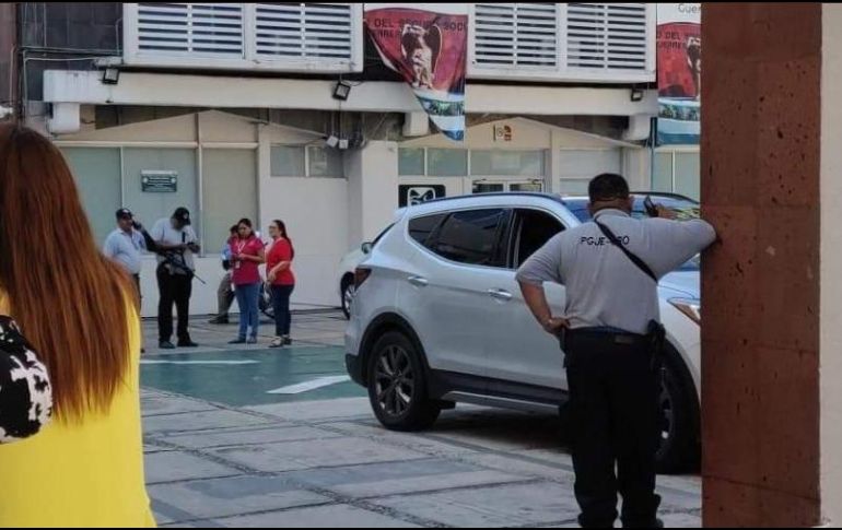 Al parecer, cuando el funcionario iba llegando a las instalaciones, un hombre se le acercó y le disparó en varias ocasiones. ESPECIAL