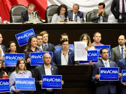 Diputados panistas subieron a tribuna y se manifestaron con pequeñas pancartas con el mensaje 