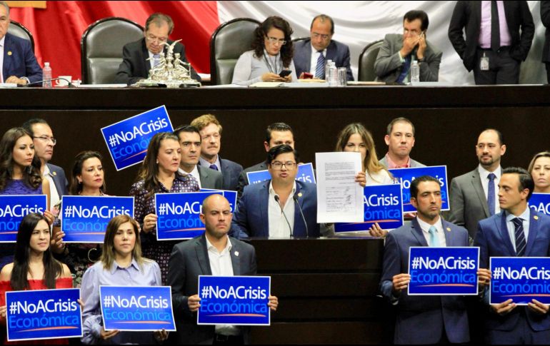 Diputados panistas subieron a tribuna y se manifestaron con pequeñas pancartas con el mensaje 