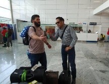 Viajeros cargan su repelente contra los mosquitos. EL INFORMADOR / P. López