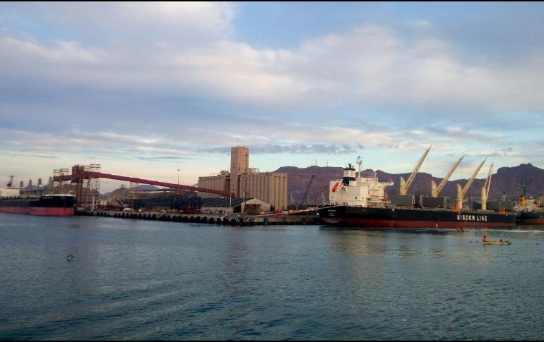 El accidente se originó por la avería de una válvula cuando se pasaba el ácido a otro recipiente. TWITTER/@APIGUAYMAS