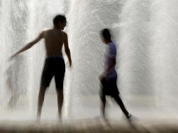 Niños juegan y se refrescan en una fuente en Kansas City, Misuri. AP/C. Riedel