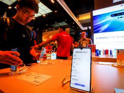 La vicepresidenta de la compañía explica que aunque un sistema operativo para teléfonos inteligentes generalmente contiene decenas de millones de líneas de códigos, Hongmeng contiene mucho menos. EFE/ ARCHIVO