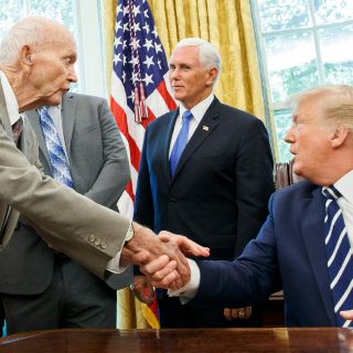 Trump recibe a los astronautas del Apolo 11