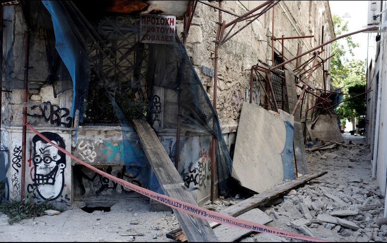 El epicentro del temblor, que ocasionó el derrumbe de dos edificios, se ubicó 23 km al noroeste de Atenas, y fue sentido hasta en las islas del Peloponeso. EFE/K. Tsironis
