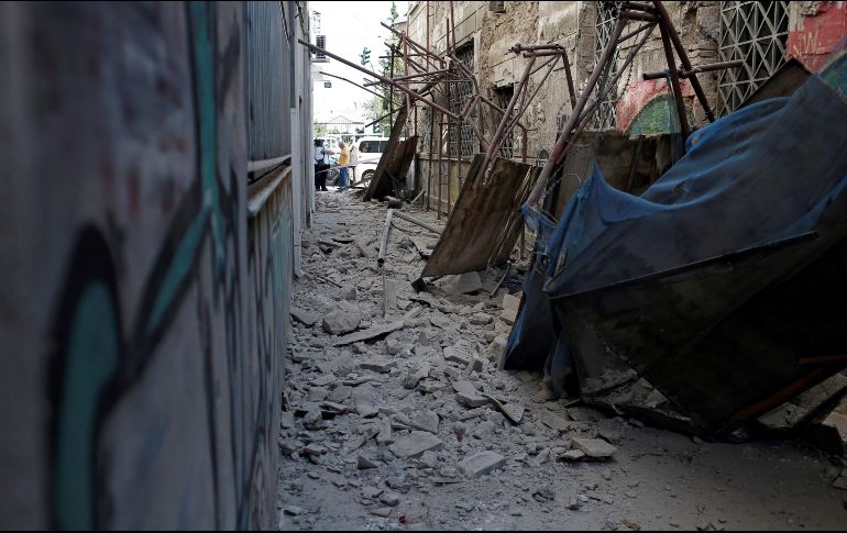 El epicentro del temblor, que ocasionó el derrumbe de dos edificios, se ubicó 23 km al noroeste de Atenas, y fue sentido hasta en las islas del Peloponeso. EFE/K. Tsironis
