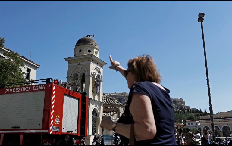 El epicentro del temblor, que ocasionó el derrumbe de dos edificios, se ubicó 23 km al noroeste de Atenas, y fue sentido hasta en las islas del Peloponeso. EFE/K. Tsironis