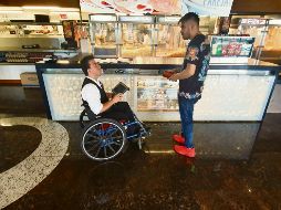 José obtuvo un empleo en la cadena de cines. La silla de ruedas no es un obstáculo, por lo que desempeña de forma sobresaliente sus actividades. EL INFORMADOR / E. Barrera