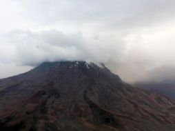 La columna eruptiva alcanzó una altura de unos seis kilómetros por encima del cráter, y los vientos han dirigido nubes de ceniza y gases tóxicos hacia la frontera con Bolivia. TWITTER / @COENPeru