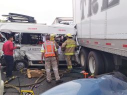La autopista se cerró para llevar a cabo las labores de rescate y retiro de los vehículos del sitio. ESPECIAL/UEPCBJ