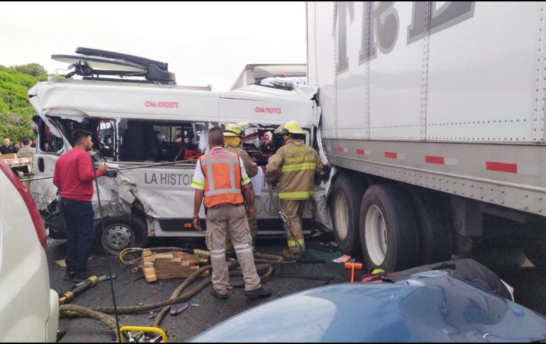 La autopista se cerró para llevar a cabo las labores de rescate y retiro de los vehículos del sitio. ESPECIAL/UEPCBJ