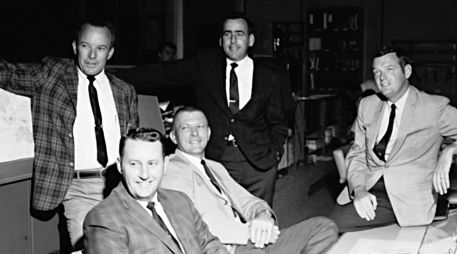 Aventurados. Griffin (primero en la imagen con la chaqueta a cuadros) y Kranz (segundo sentado, con chaqueta clara) tenían un gran conocimiento de las personas en su equipo y no temían delegar. ESPECIAL / NASA