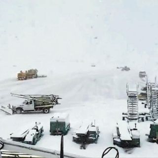 Fuertes nevadas complican vuelos y carreteras en el sur de Argentina