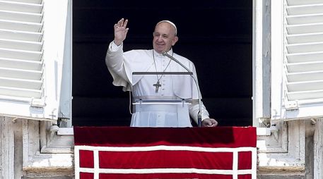 El Papa Francisco habló ante cientos de personas desde la plaza de San Pedro. EFE / F. Frustaci