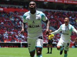 El colombiano Fabián Castillo anota el primer gol de los queretanos. IMAGO7/A. Suárez