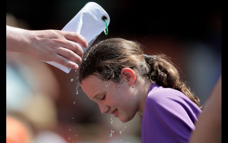 Una niña reacciona en el partido de beisbol de los Orioles de Baltimore Orioles y los Medias Rojas de Boston, disputado hoy en Baltimore, Maryland. AP/J. Cortez